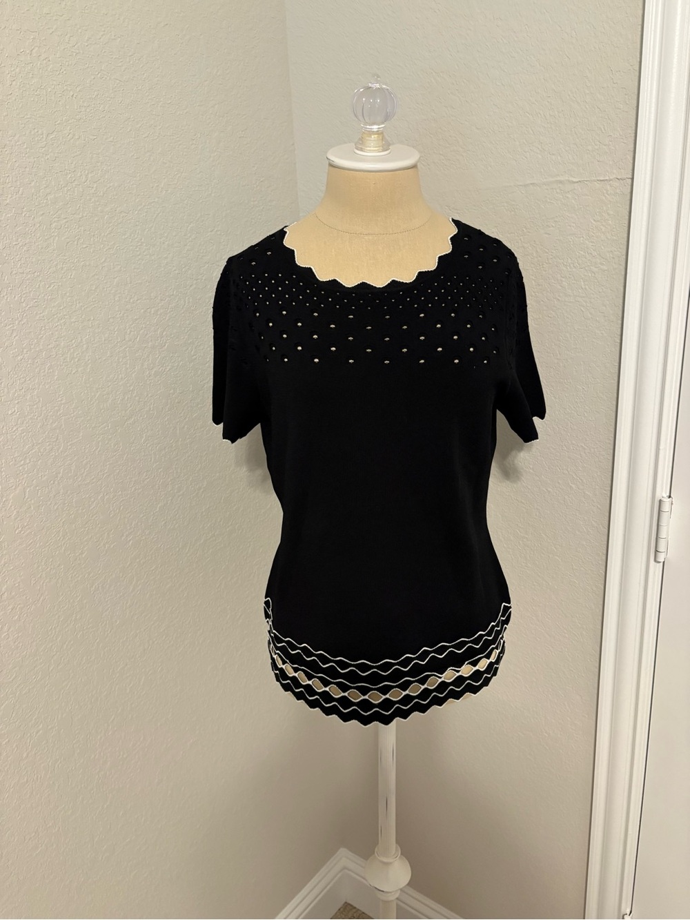 Carlisle Black Scallop-Trim Short Sleeve Knit Top